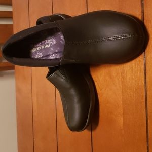 Relaxed fit sketchers with memory foam